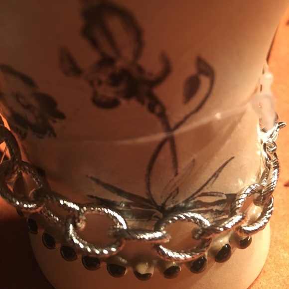 NWT Textured charm bracelet. - Picture 2 of 2